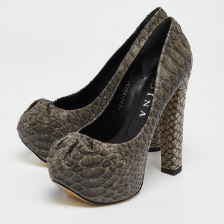 Gina Escarpins à plateforme Elle en cuir python gris foncé Taille 39.5 en vente 3
