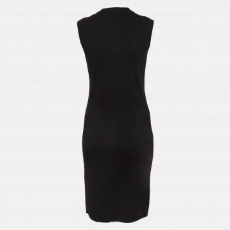 Dieses Designerkleid ist ein schickes und stilvolles Kleidungsstück, das Eleganz und Raffinesse ausstrahlt. Mit seinem eleganten Design, der schmeichelhaften Silhouette und der hochwertigen Verarbeitung ist dieses Kleid perfekt für jeden besonderen