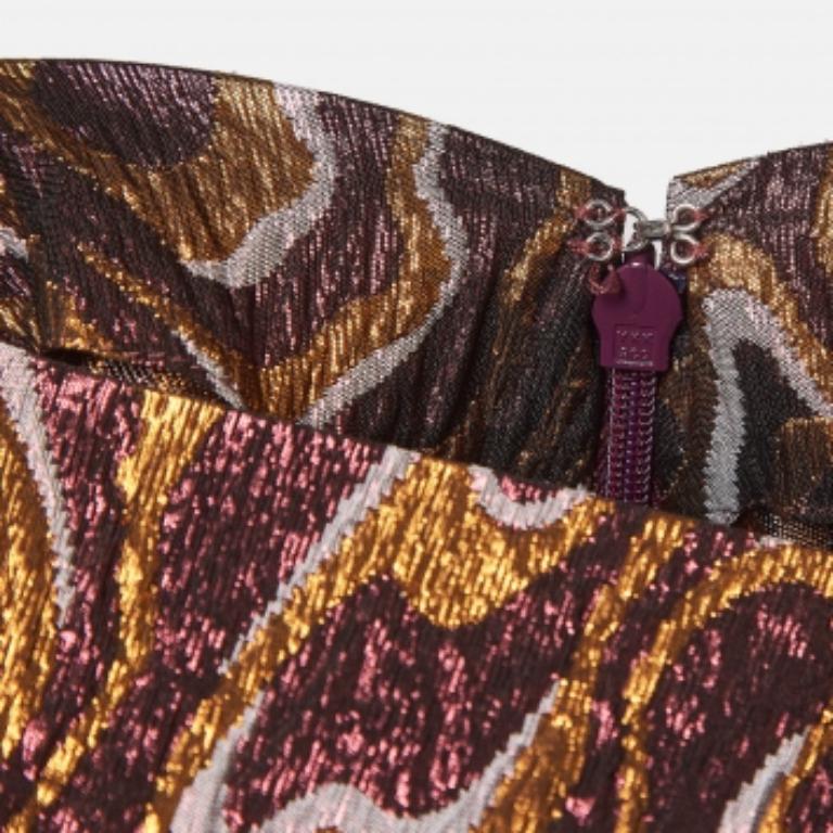 Questo top griffato offre stile e comfort. Realizzata con i migliori tessuti, la creazione è stata curata nei minimi dettagli. Abbinalo a una gonna e a dei tacchi.