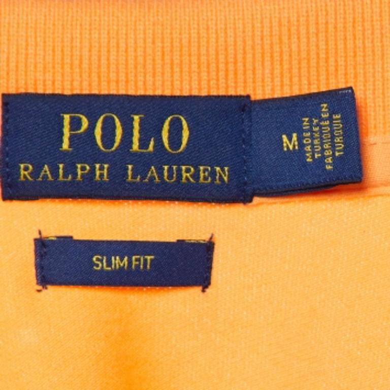Le magliette polo sono sempre state un classico per chiunque. Questa versione è realizzata su misura utilizzando i migliori tessuti per una vestibilità confortevole. Completa il tuo look casual con un paio di pantaloncini e scarpe da ginnastica.