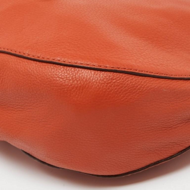 Michael Kors - Hobo zippé en cuir orange avec logo en vente 5