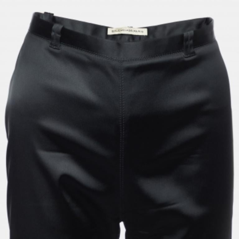 Valorizza il tuo abbigliamento formale con questo paio di pantaloni. Progettati con una silhouette e una vestibilità superba, questo paio di pantaloni ti renderà sicuramente elegante.