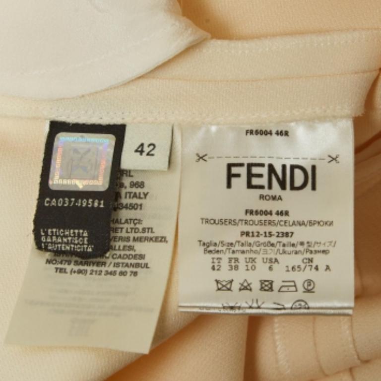 Wie stilvoll und edel diese Hose ist! Die Hose ist aus hochwertigen Stoffen gefertigt und hat eine tolle Passform. Ergänzen Sie sie mit einem schicken Crop-Top.