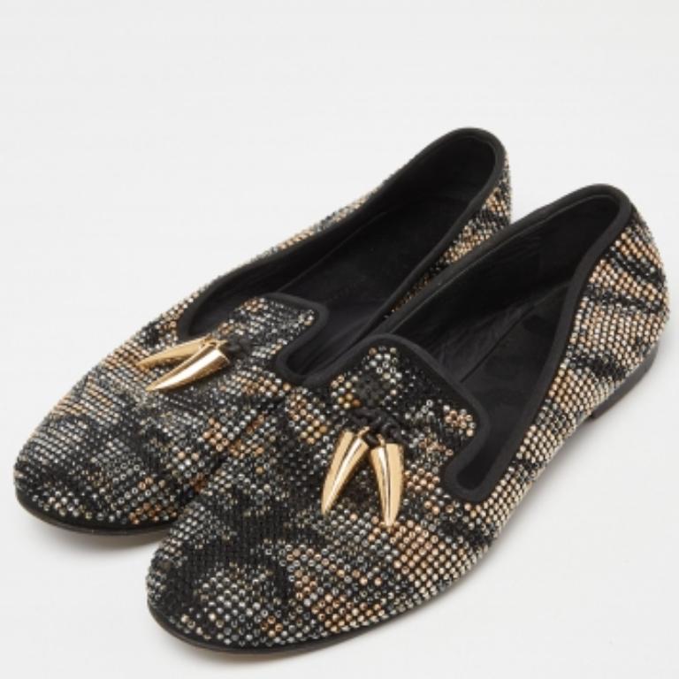 La maison de chaussures italienne Giuseppe Zanotti est connue pour son savoir-faire artisanal et ses créations innovantes. Très prisés des célébrités, ces mocassins Giuseppe Zanotti sont ornés de cristaux Swarovski noirs sur toute leur surface et de