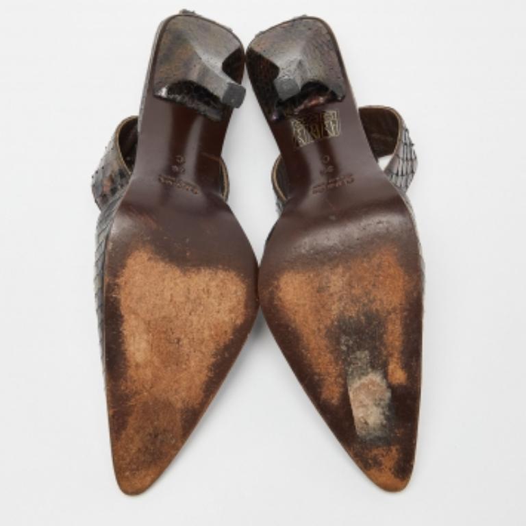 Ces chaussures intemporelles en python Gucci sont conçues pour durer saison après saison. Ils ont un ajustement confortable et une finition de haute qualité.