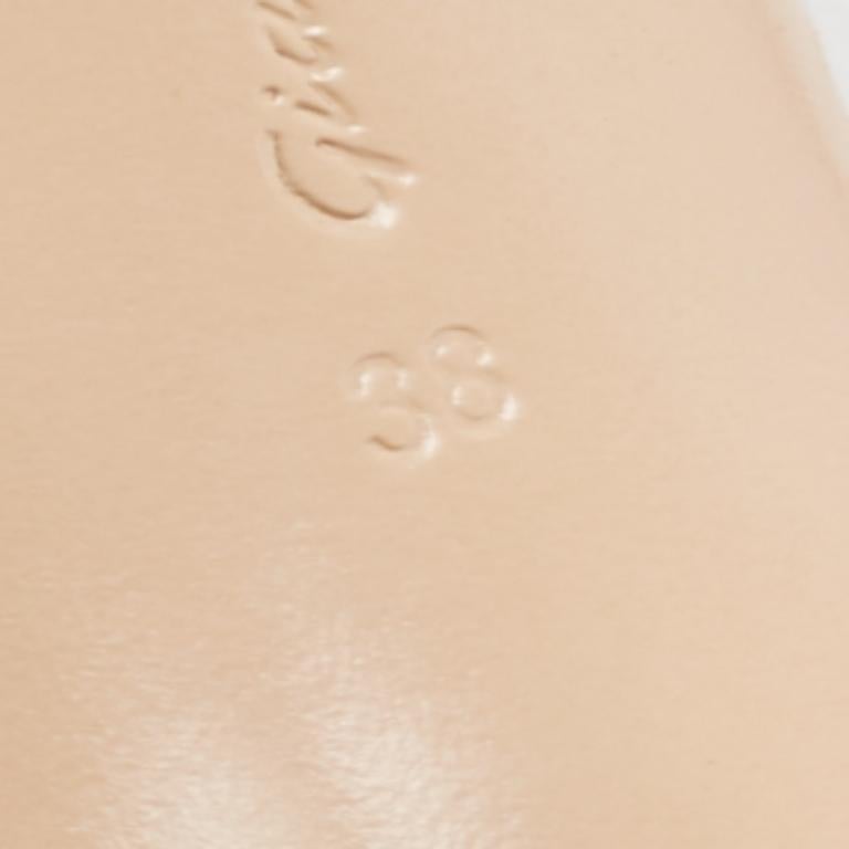 Parfaitement cousus et finis pour assurer un look et une coupe élégants, ces escarpins Gianvito Rossi sont un achat que vous aimerez afficher. Ils sont très beaux sur les pieds.