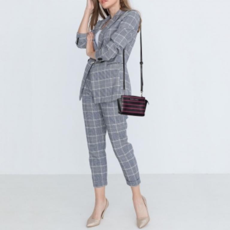 Michael Kors ti assicura un accessorio meraviglioso per accompagnarti ogni giorno con questa borsa di ottima fattura. Ha un look inconfondibile e dimensioni compatte.