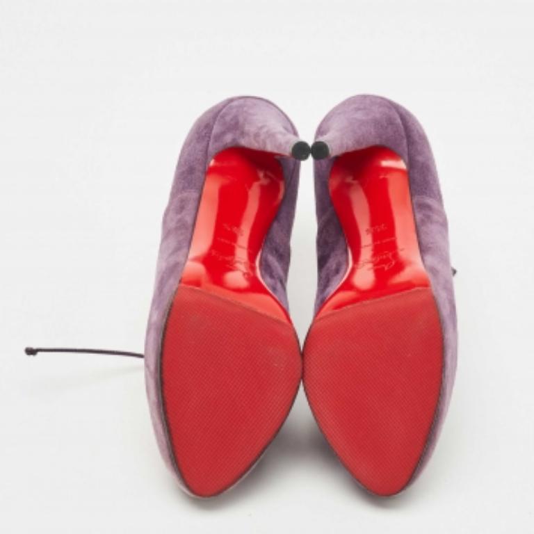 Christian Louboutin Lila Wildleder Peep Toe Lace Up Booties Größe 35.5 im Angebot 1