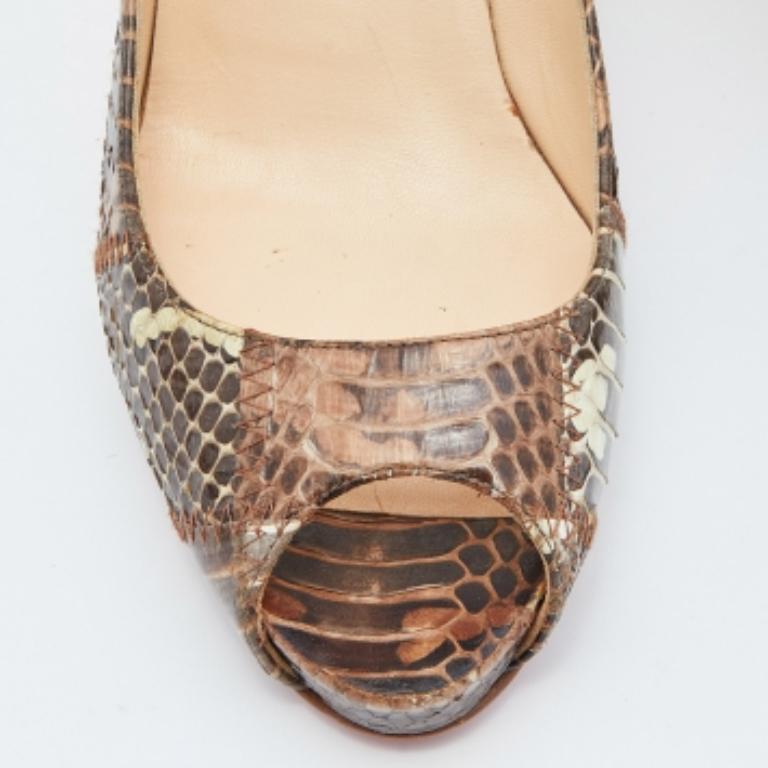 Christian Louboutin Bombas con puntera en punta Very Prive de piel de serpiente de agua marrón talla 37 en Bueno estado para la venta en Dubai, Al Qouz 2