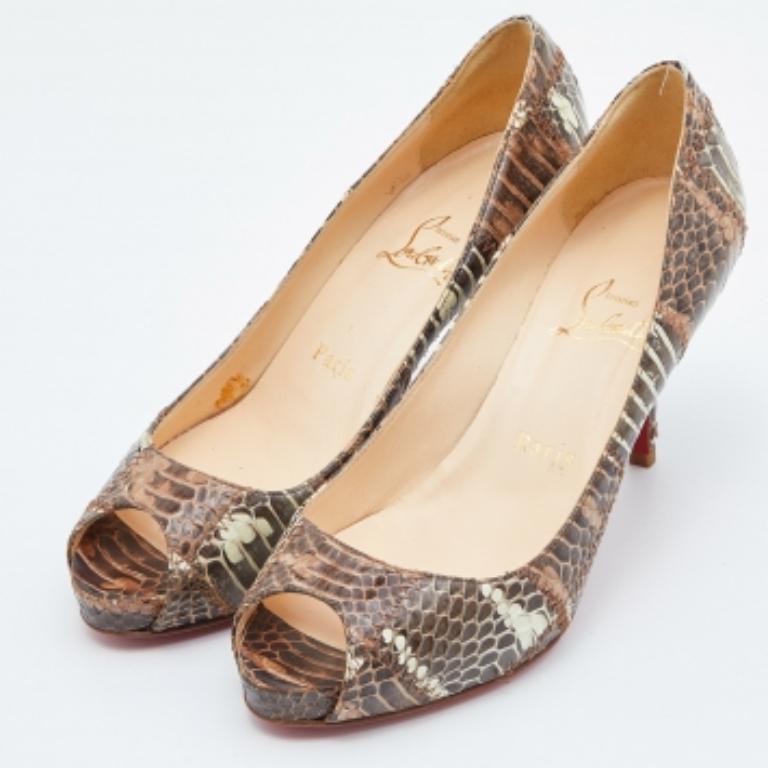 Haz una declaración de estilo chic con estos zapatos de salón de diseño. Presentan tacones robustos y suelas duraderas, ¡perfectos para tus salidas a la moda!