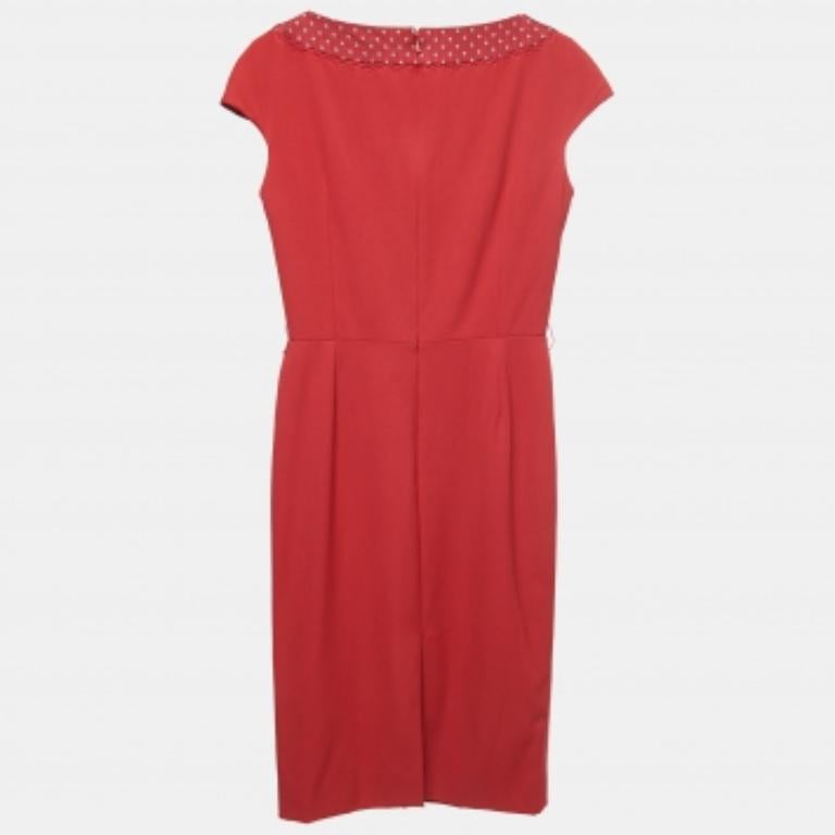 Dieses Etuikleid von Dior besticht durch minimale Details und eine schicke Silhouette. Es ist mit eleganten Details, einem taillierten Schnitt und einem Reißverschluss am Rücken ausgestattet. Er ist aus den besten MATERIALEN gefertigt und bietet