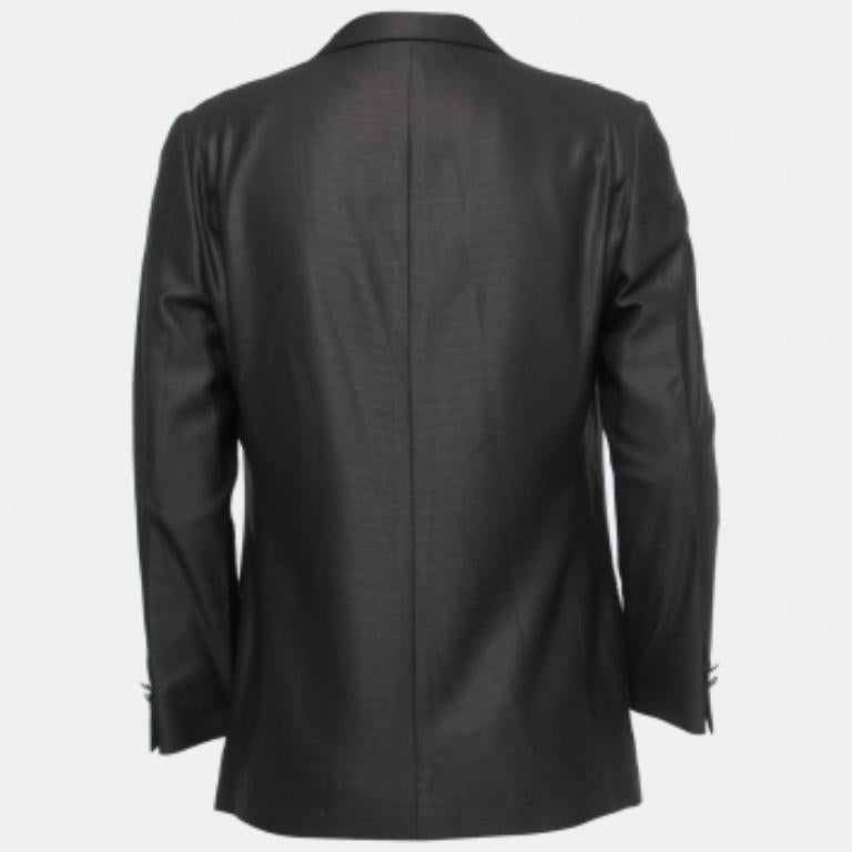 Este blazer te aporta clase y lujo cuando lo llevas puesto. Se realza con mangas largas, otorgando así un acabado pulido.