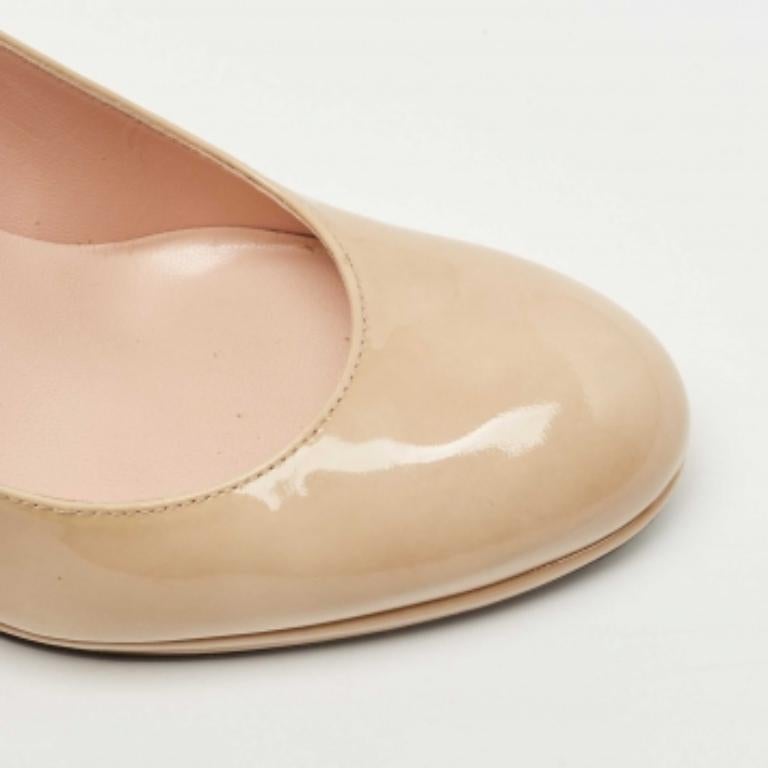 Stuart Weitzman Bombas de punta redonda de charol beige Talla 37.5 en venta 3