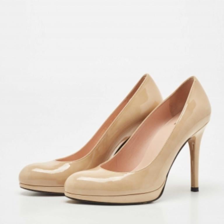 Stuart Weitzman Bombas de punta redonda de charol beige Talla 37.5 Beige en venta