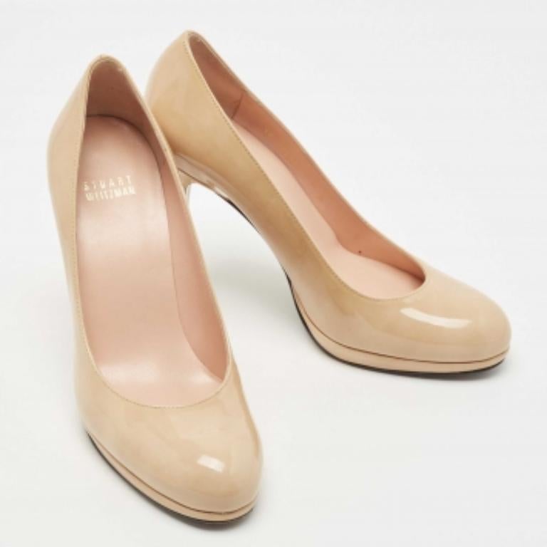 Stuart Weitzman Bombas de punta redonda de charol beige Talla 37.5 en Bueno estado para la venta en Dubai, Al Qouz 2