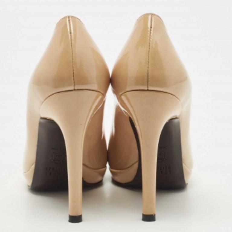Stuart Weitzman Bombas de punta redonda de charol beige Talla 37.5 en venta 1
