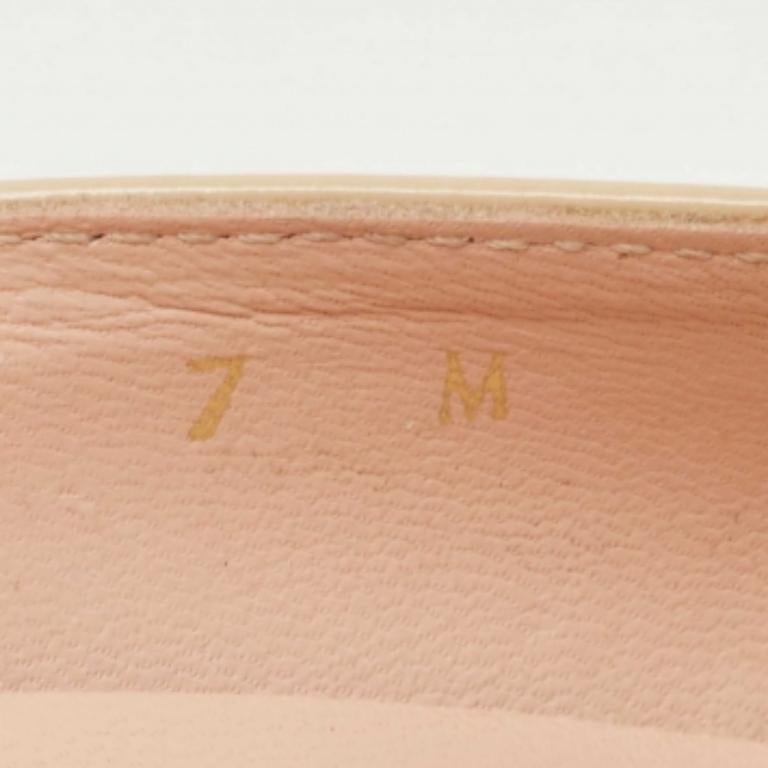 Stuart Weitzman Bombas de punta redonda de charol beige Talla 37.5 en venta 4