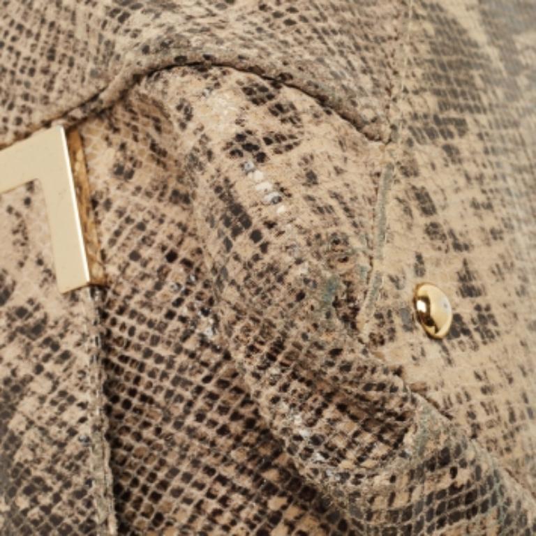 Soigneusement conçu pour évoquer une sensation de richesse et d'élégance, ce sac en cuir fera à coup sûr l'objet d'un achat apprécié. Ce cartable bien conçu peut contenir plus que l'essentiel dans son intérieur doublé de nylon. Cette sacoche Michael