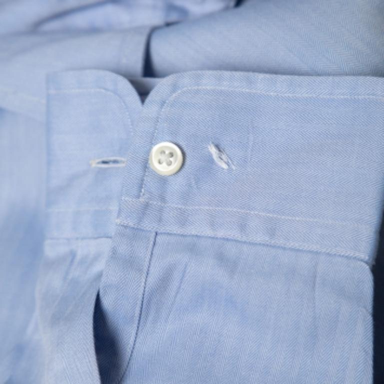 Le camicie sono una parte indispensabile del guardaroba, quindi questo marchio ti propone una creazione versatile ed elegante. È stato realizzato con materiali di qualità in una tonalità versatile. La camicia è caratterizzata da elementi firmati e