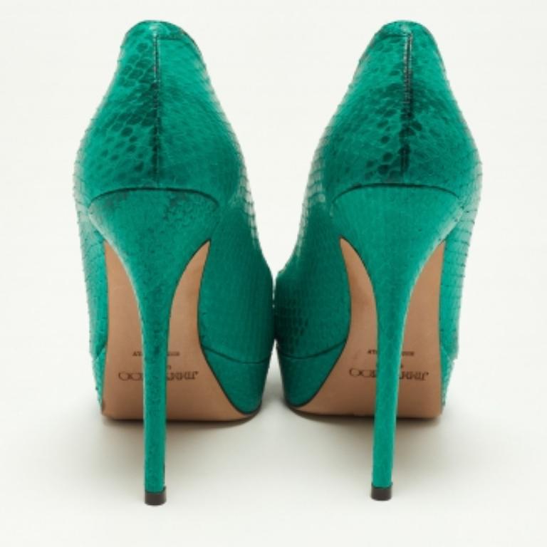 Dalla lavorazione elegante allo stile impeccabile, queste décolleté di Jimmy Choo sono destinate a elevare la tua collezione di scarpe. Queste décolleté sono state realizzate in pelle di serpente d'acqua, con plateau e tacco di 13,5 cm. Le pompe