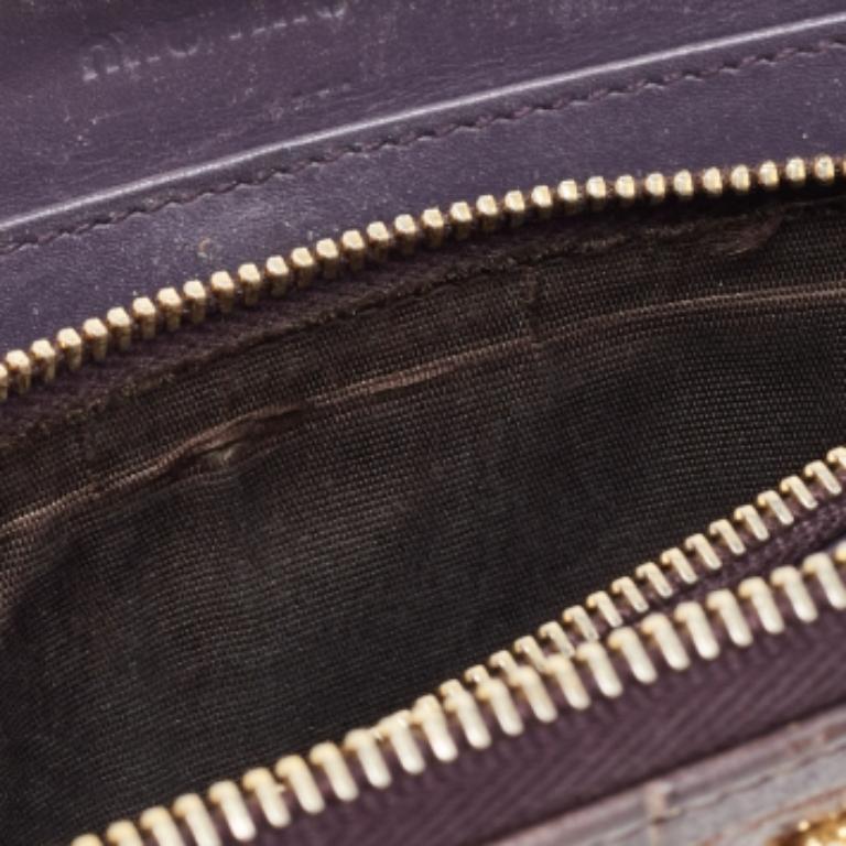Miu Miu Mauve Lila Croc geprägte glasierte Leder Zip um Continenal Geldbörse im Zustand „Relativ gut“ im Angebot in Dubai, Al Qouz 2