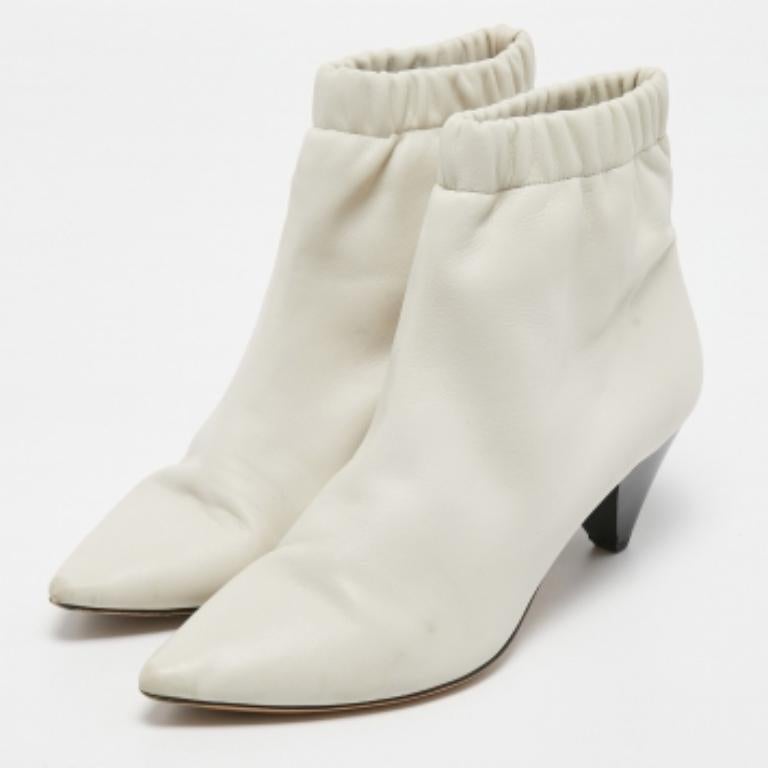 Les bottes sont un élément essentiel de votre garde-robe, et ces bottes, fabriquées à partir de matériaux de première qualité, sont un bon choix. Offrant le meilleur du confort et du style, cette paire à semelle robuste sera parfaite avec une robe