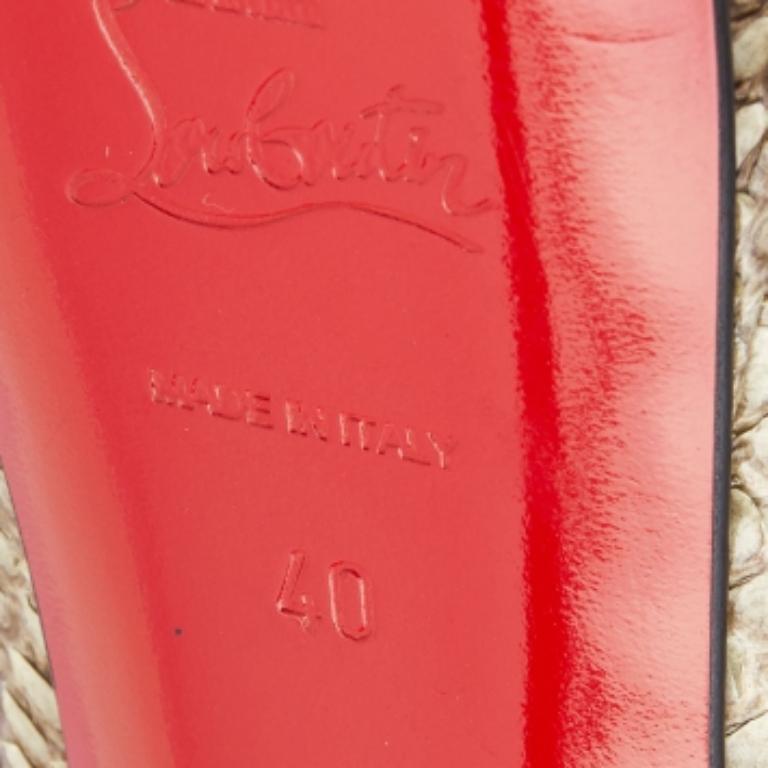 Heben Sie sich von der Masse ab mit diesem Paar  Christian Louboutin-Pumps, die High Fashion mit Klasse ausstrahlen. Dieses Modell aus Pythonleder ist eine Kreation aus der Lady Peep Collection'S. Er zeichnet sich durch einen edlen Farbton mit