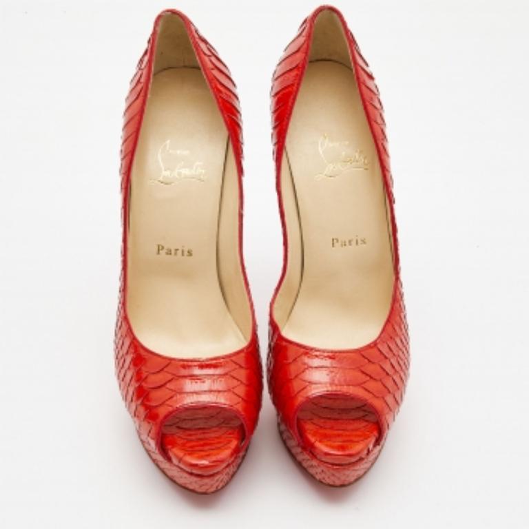 Geschwungene Bögen, eine feminine Ausstrahlung und eine gut gebaute Struktur zeichnen diese Designer-Pumps aus. Mit bequemen Innensohlen und schlanken Absätzen können Sie sie mit Ihren Lieblingsoutfits kombinieren.