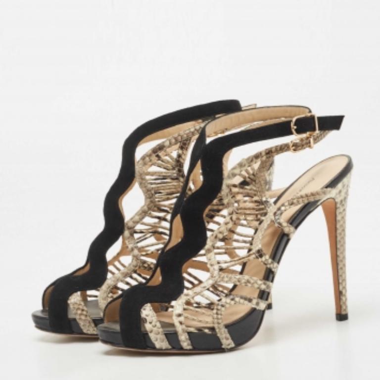 Ces sandales sont chics et contemporaines. Fabriquées à partir de matériaux de qualité supérieure, ces chaussures encadreront luxueusement vos pieds et rempliront votre journée de pas audacieux.