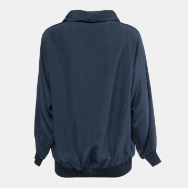 Este top de diseño te aportará estilo y comodidad. Confeccionada con los mejores tejidos, la creación se ha cuidado hasta el más mínimo detalle. Combínala con unos vaqueros y unas bailarinas.