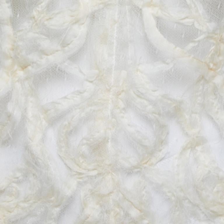 Une confection soignée, des matériaux de qualité et des coupes élégantes font de ce haut de créateur une pièce à chérir ! Il est proposé dans un design classique pour être facile à styliser.
