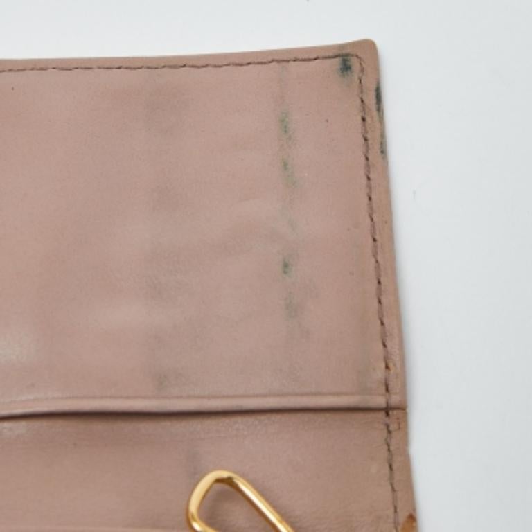 Miu Miu Schlüsselanhänger aus Leder mit Krokoprägung in staubigem Rosa im Angebot 1