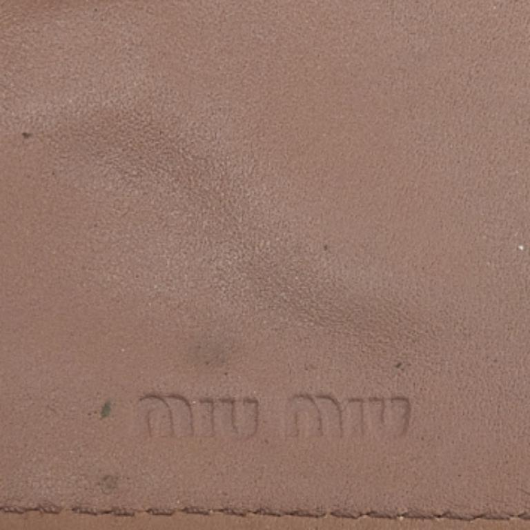 Miu Miu Schlüsselanhänger aus Leder mit Krokoprägung in staubigem Rosa im Zustand „Relativ gut“ im Angebot in Dubai, Al Qouz 2