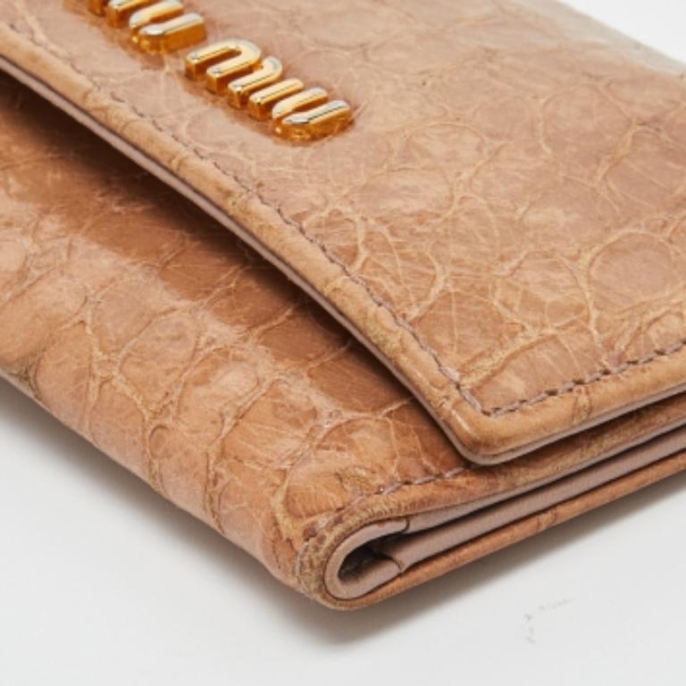 Miu Miu Schlüsselanhänger aus Leder mit Krokoprägung in staubigem Rosa im Angebot 4