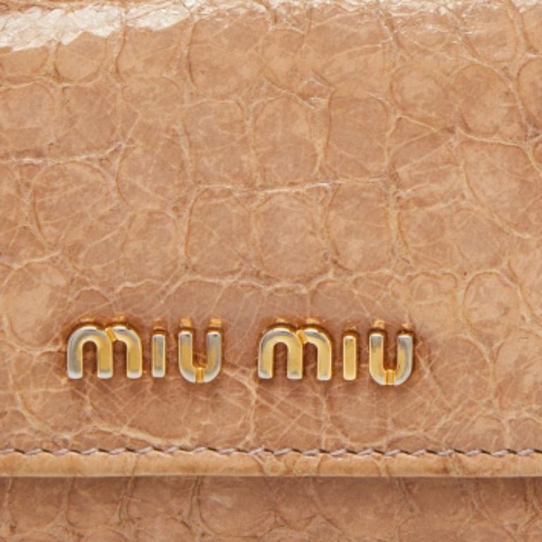 Miu Miu Schlüsselanhänger aus Leder mit Krokoprägung in staubigem Rosa im Angebot 5