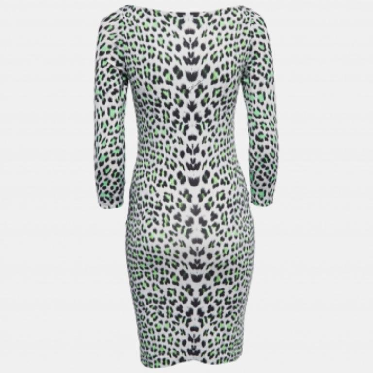 Cette robe de créateur est un vêtement chic et stylé qui respire l'élégance et la sophistication. Avec son design élégant, sa silhouette flatteuse et sa confection de haute qualité, cette robe est parfaite pour toute occasion spéciale ou soirée,