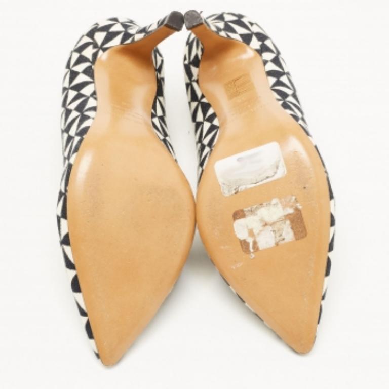Wonderfully-crafted shoes added with notable elements to fit well and pair perfectly with all your plans. Make these Isabel Marant pumps yours today!