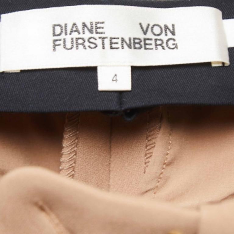 Valorizza il tuo abbigliamento formale con questo paio di pantaloni. Progettati con una silhouette e una vestibilità superba, questo paio di pantaloni ti renderà sicuramente elegante.