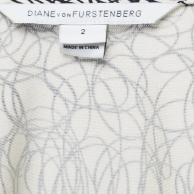La robe portefeuille Diane Von Furstenberg est une pièce de mode emblématique et intemporelle. Connue pour sa silhouette flatteuse et son style polyvalent, cette robe présente un design enveloppant caractéristique qui accentue la taille et met en