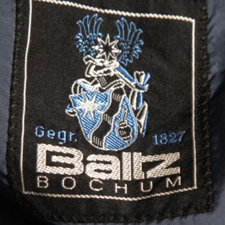 Ce blazer Boss By Hugo Boss apporte une touche de modernité à votre look. Taillé avec soin dans un tissu de qualité, le blazer vintage est agrémenté de boutons sur le devant, de poches et de manches longues.