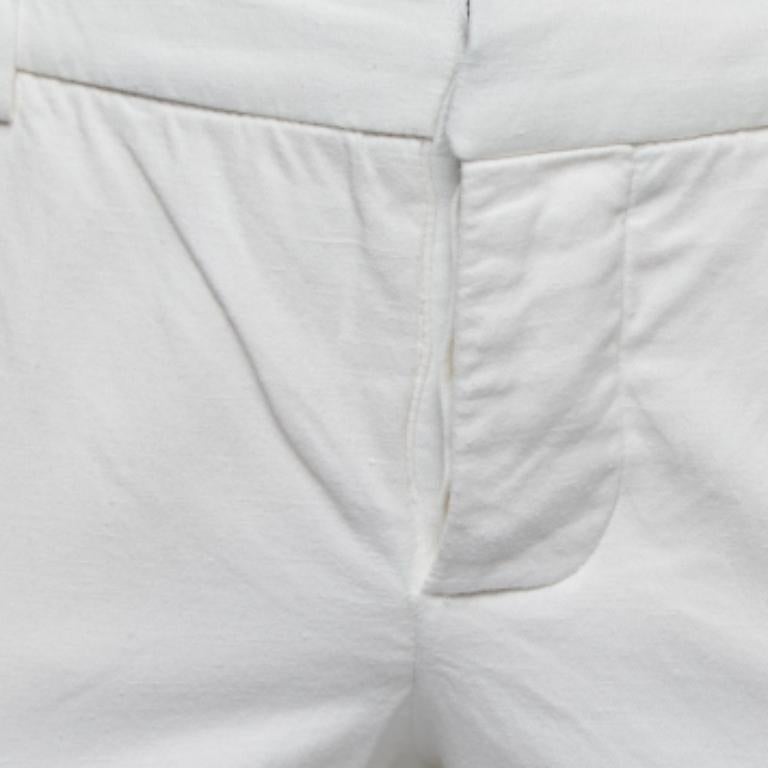 Valorizza il tuo abbigliamento formale con questo paio di pantaloni. Progettati con una silhouette e una vestibilità superba, questo paio di pantaloni ti renderà sicuramente elegante.