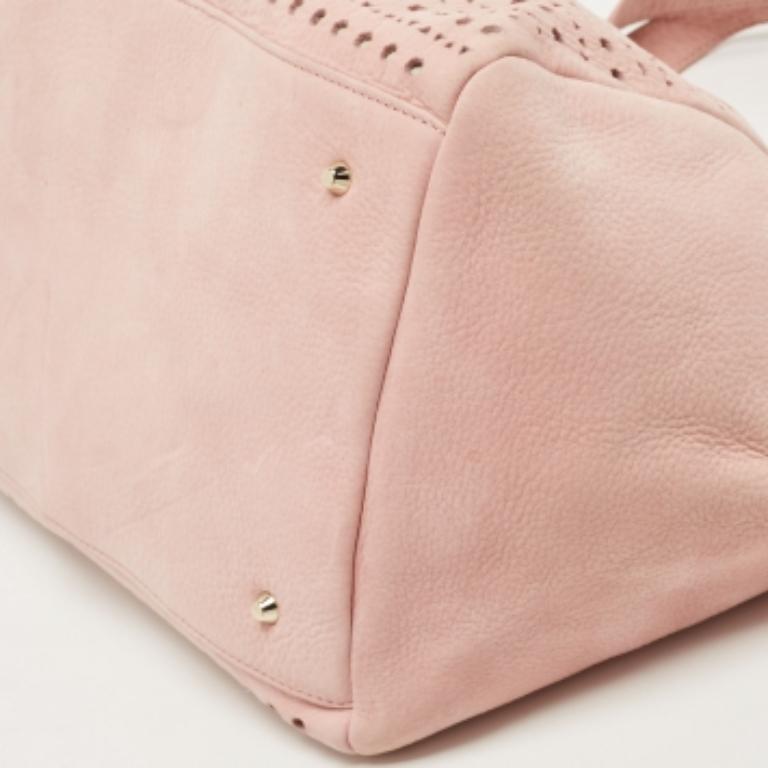 Che si tratti di spostamenti quotidiani verso il lavoro, di shopping o di vacanze, una tote bag DKNY non ti deluderà mai. Questa creazione di design è fatta per durare nel tempo e per aiutarti nelle tue giornate all'insegna della moda.