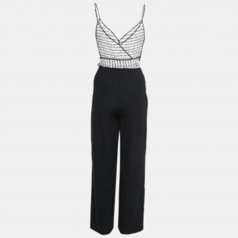 Apportez une touche de sophistication et d'élégance à votre look en portant cette combinaison. Cette combinaison se caractérise par une encolure flatteuse, une teinte élégante et des détails remarquables. Portez des talons hauts.