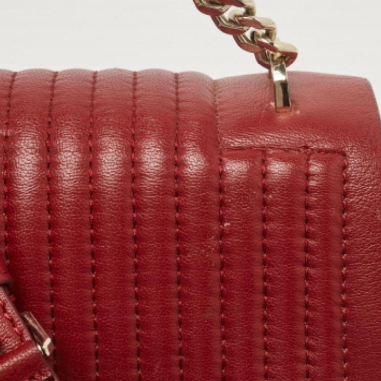Una creazione senza tempo, questa borsa bilancia perfettamente la semplicità con la raffinatezza. È realizzato con materiali di alta qualità e ha una maniglia superiore per portarlo in giro senza fatica. L'interno perfettamente dimensionato di