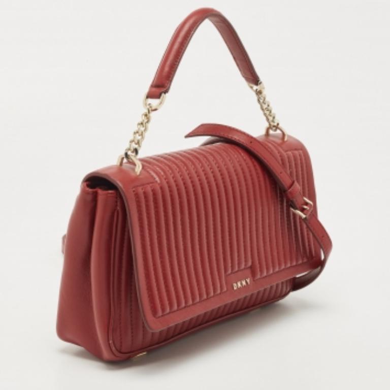 DKNY Borsa Gansevoort in pelle trapuntata rossa con manico superiore In condizioni buone in vendita a Dubai, Al Qouz 2