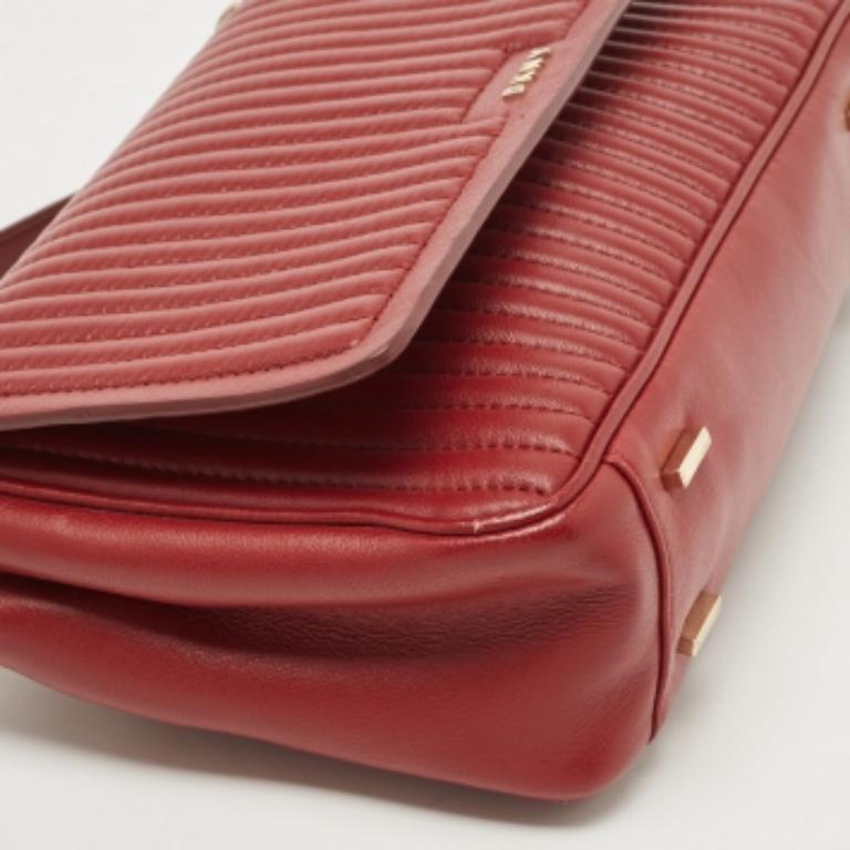 DKNY Borsa Gansevoort in pelle trapuntata rossa con manico superiore in vendita 2