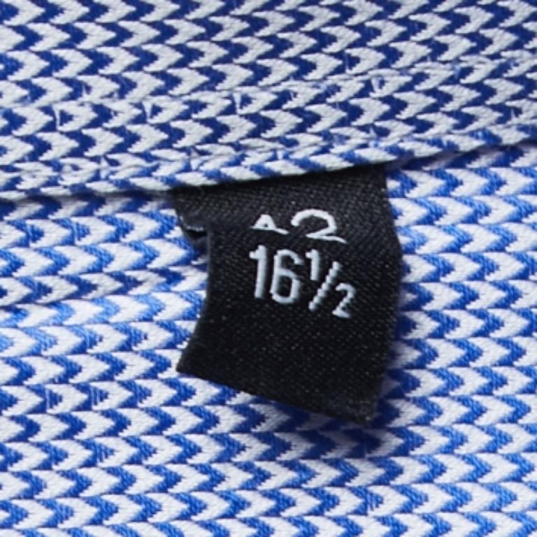 Las camisas son una parte indispensable de un armario, así que esta marca te trae una creación tan versátil como elegante. Se ha confeccionado con material de calidad en un tono versátil. La camiseta está detallada con elementos de la firma y un