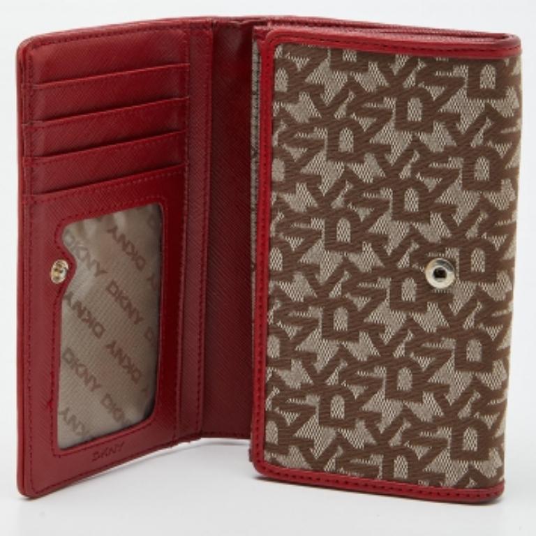 Progettato alla perfezione e realizzato in tela e pelle rivestita di alta qualità, questo portafoglio può diventare il tuo accessorio preferito. Questo portafoglio è una creazione elegante della straordinaria casa DKNY. Caratterizzato da una