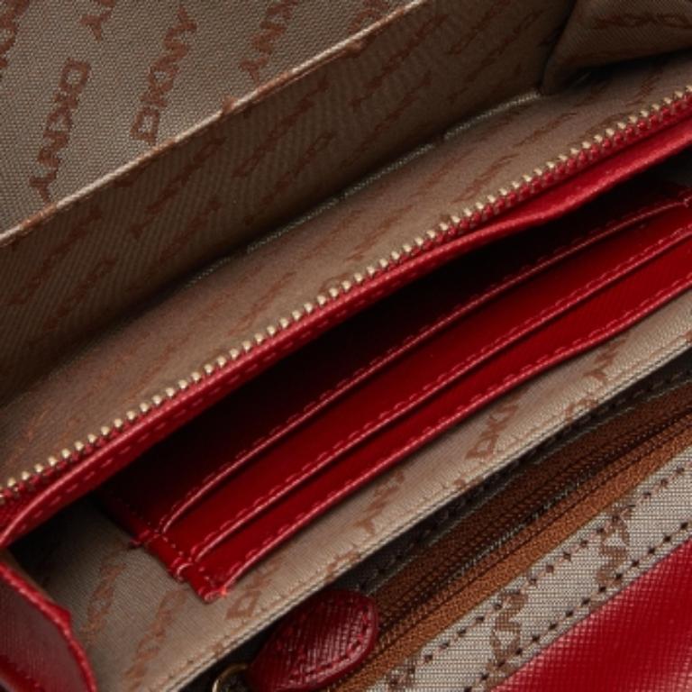 Portafoglio francese in tela e pelle DKNY beige/rosso firmato In condizioni discrete in vendita a Dubai, Al Qouz 2