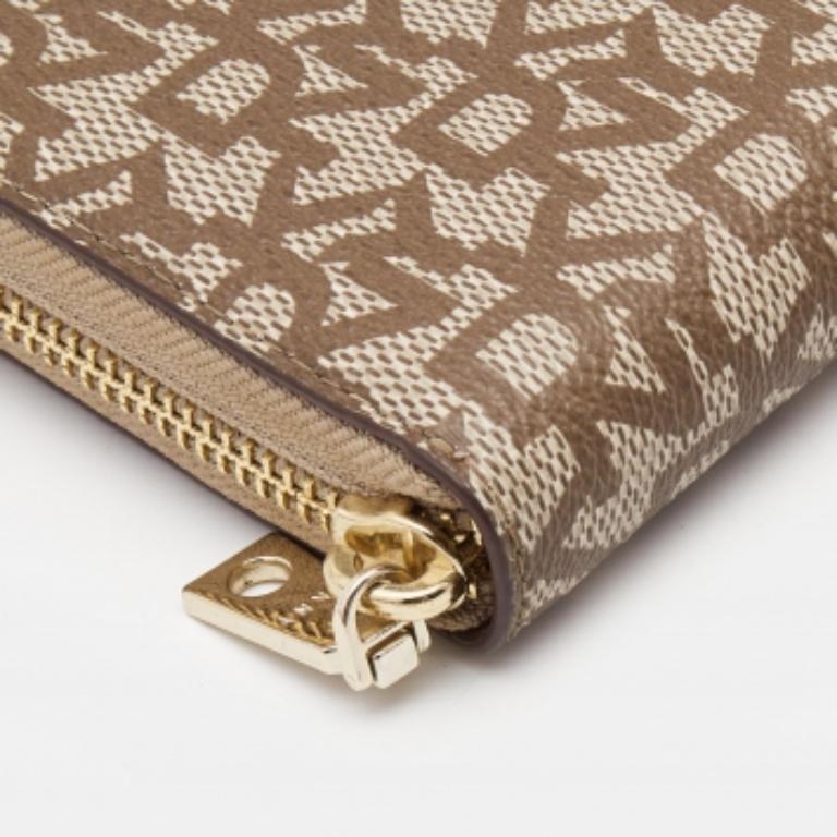 Questo portafoglio di design è un equilibrio perfetto tra raffinatezza e utilità razionale. È stato progettato con materiali di prima qualità e con una finitura elegante. La creazione è dotata di un ampio spazio per le tue necessità monetarie.